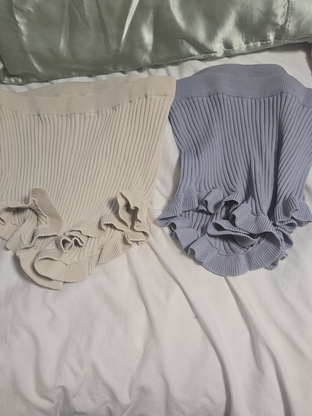 OFU. Knit Shotts Crean & Blue .Size Medium